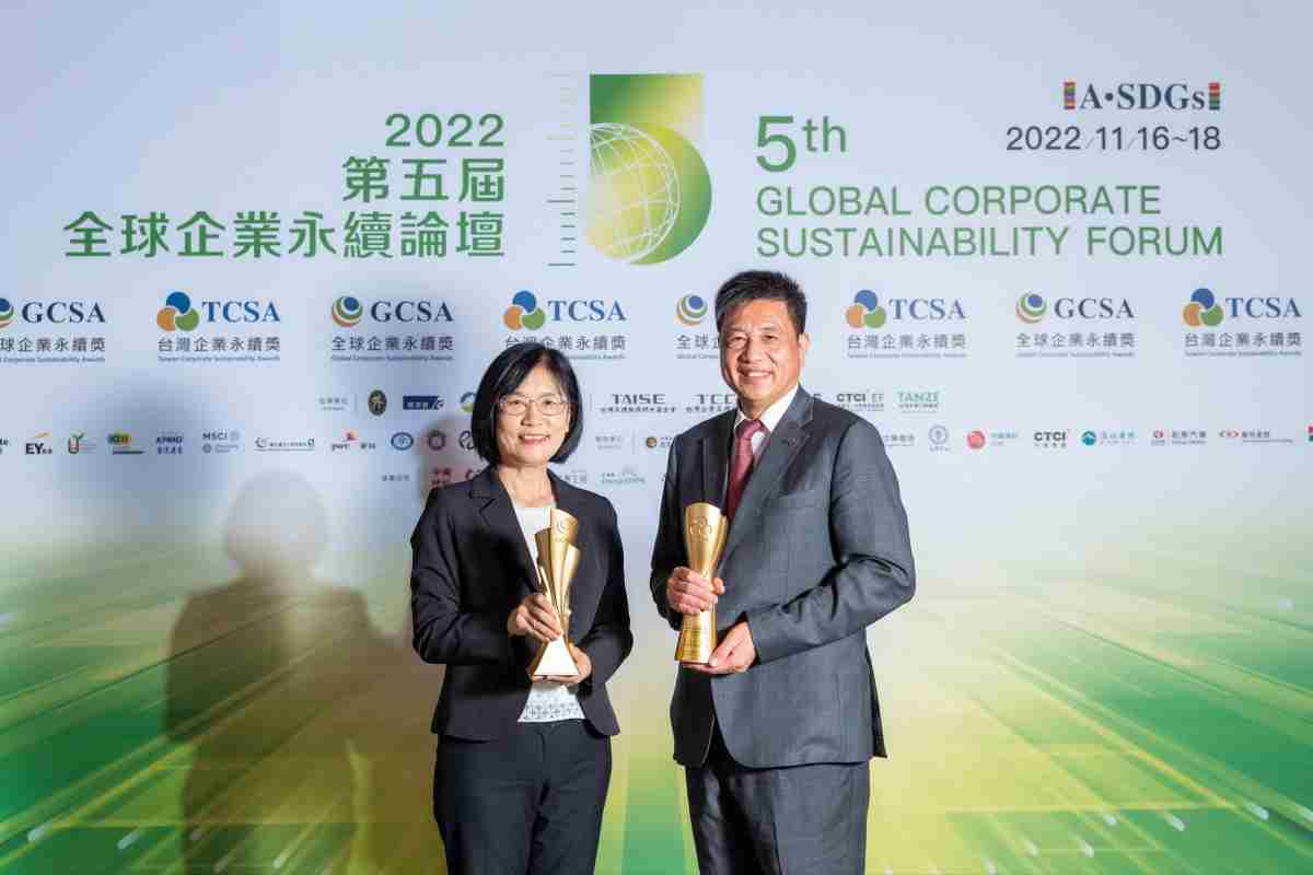 918.COM作为净零碳排先锋，，，，期引领价值链伙伴同行共好，，，，卫冕制造业组“十大典范企业” 二连冠殊荣(左：918.COM光电永续长古秀华，，右：918.COM光电董事长暨执行长彭双浪)