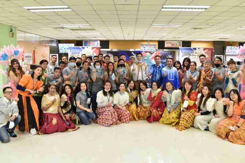 友達推動「安心、、、、創新、、、用心、、、同心、、盡心」五星職旅，，，為菲籍員工打造全方位照護，，首度贏得「人權實踐與發展領袖獎」殊榮