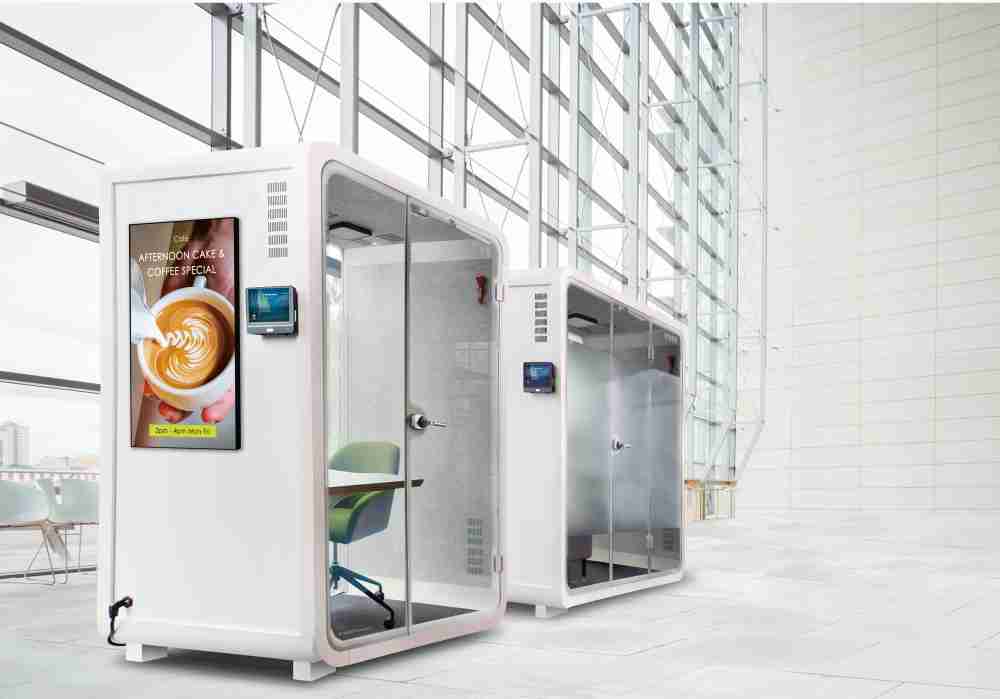 918.COM子公司达擎之智慧行动办公舱，，采用PDLC智能调光玻璃设计，，，，透过通电与断电的电流切换，，，呈现透明与雾面效果，，具节能降耗特性并兼顾隐私，，确保信息安全