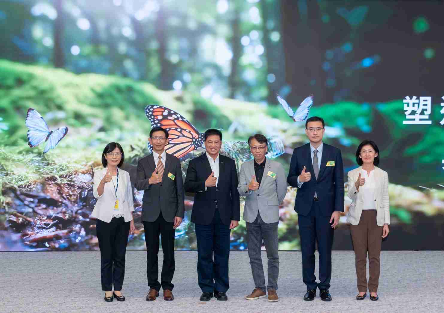 友達2023 CSR共榮大會，，，，邀請領域專家分享交流生物多樣性管理趨勢、、無塑產品、、、、海廢永續塑料等議題  （圖左到右：友達光電永續長古秀華、、、、3M台灣技術長陳君杰、、、、友達光電董事長暨集團策略長彭双浪、、、、光寶科技企業永續發展處處長陳慶暉、、、安永聯合會計師事務所執業會計師曾于哲、、友達光電供應鏈總部副總經理吳宜芳）