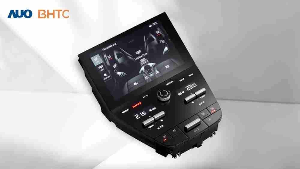 作為友達新生力軍，，BHTC所展示的中央與後座鞍部的Display HMI產品，，，可處理多區恆溫控制、、、、顯示畫面，，，，呈現仿真3D車室分區；以力傳感技術精準傳遞觸感，，，，並結合音量及震動反饋，，，，防止意外啟動，，，提供使用者自然流暢、、直觀且輕鬆駕馭的舒適介面