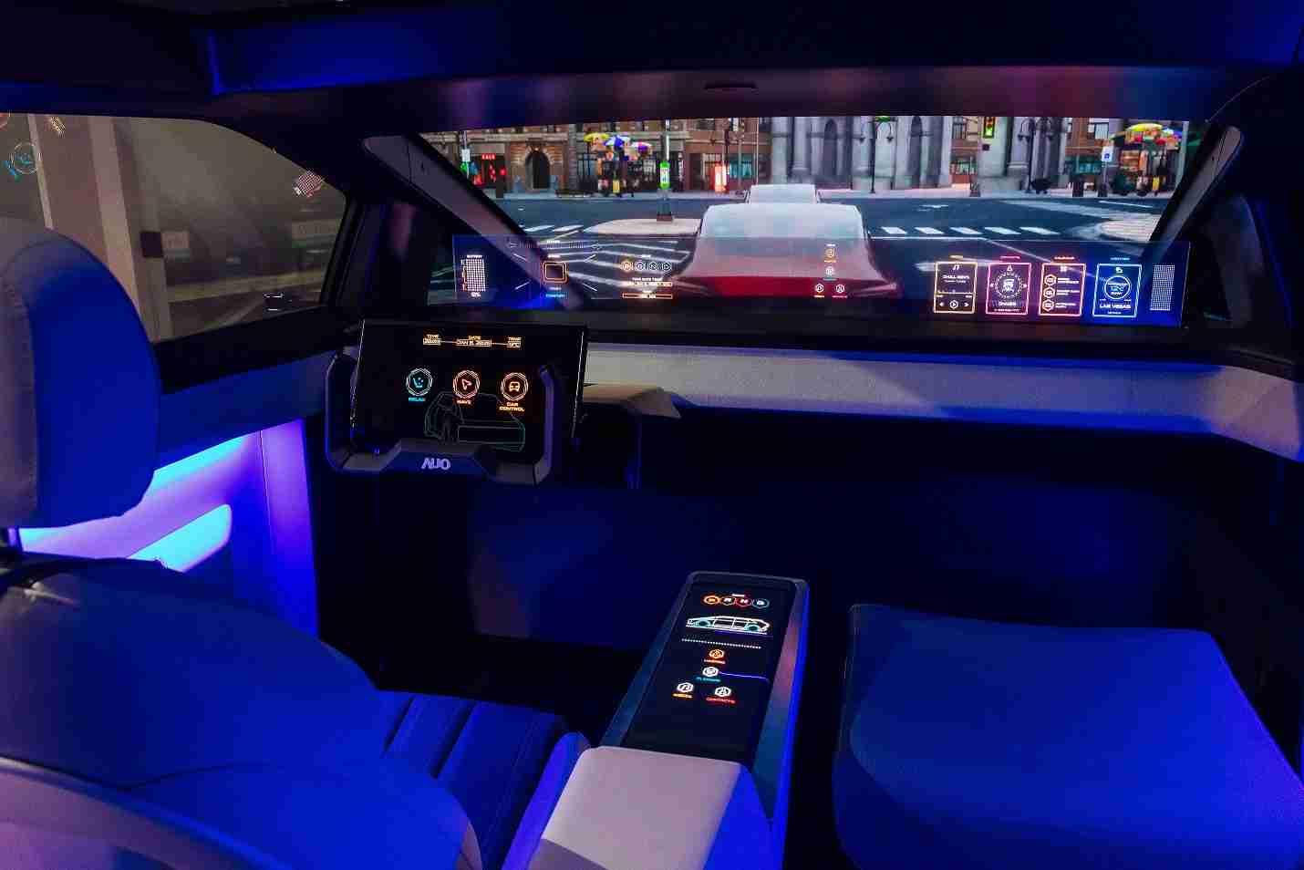 918.COM连续四年入围科睿唯安全球百大创新机构，，，，专利布局科技与绿色创新前沿。。图为918.COM发挥先进显示科技Micro LED多元尺寸与型态应用优势所打造之智能车舱；同时，，918.COM已于全球累积取得4500件节能减碳相关的专利证书，，当中2024年Micro LED年度获证量占比已超过8成